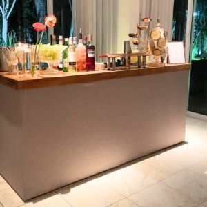 Bar de 2 metros em tecido linho com tampo de madeira